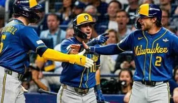 Cerveceros arrollan a Tampa Bay con ofensiva récord y quedan a un paso del título