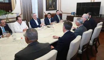 Abinader sostiene productivo encuentro con comisionado MLB, Rob Manfred