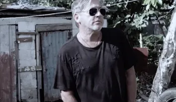 Camilo Egaña conversa con Ricardo Montaner y sus hijos Mau y Ricky