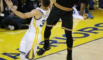 Warriors y Cavaliers con el título en la línea en el juego 7