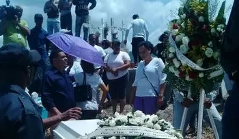 El dolor y llanto "invaden" familiares de Anneris Peña Pérez, tras ser sepultado sus restos; fue degollada en joyería