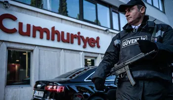 Turquía arresta a 13 periodistas y despide a más de 10.000 funcionarios