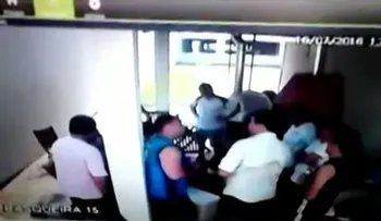 Una cloaca explota y casi mata a una familia (VIDEO)