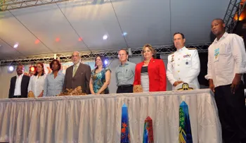 Ministro de Industria y Comercio celebra inauguración de Escuela -museo de Larimar