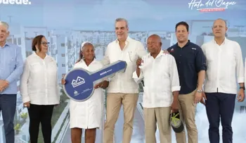 Abinader inaugura obras de agua y entrega 250 apartamentos en Santiago