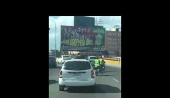 Asaltan una camioneta en el elevado de la 27 de Febrero (VIDEO)