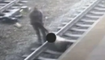 Oficial arriesga su vida para rescatar a hombre sobre vías del tren