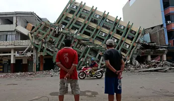 Evo Morales visita las zonas afectadas por el terremoto de Ecuador