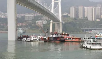 Al menos dos personas mueren al caer un autobús en el Yangtsé, en China