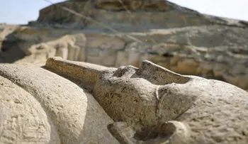 Egipto anunció el descubrimiento de una antigua necrópolis con decenas de sarcófagos y miles de estatuas