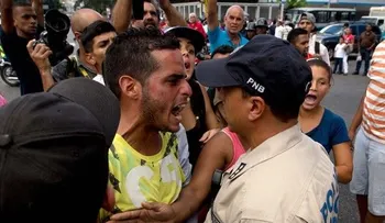 Ante la crisis, venezolanos buscan comida entre los desperdicios