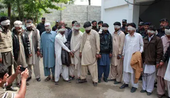 Queman viva a una adolescente en Pakistán por ayudar a una pareja a fugarse