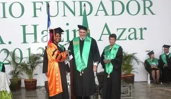 UCE gradúa 466 nuevos profesionales