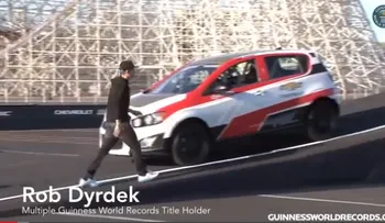 Un joven bate el récord Guinness de salto en coche... marcha atrás