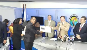 Hiddekel Morrison inscribe candidatura a diputado por el PRD