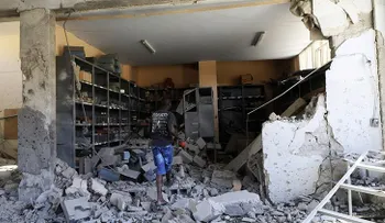 Entre los bombardeos: Una profesora desafía al Estado Islámico
