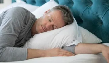 Tomar alcohol antes de acostarse ayuda a dormir mejor: Falso. Cinco horas de sueño son suficientes. Falso