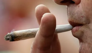 Ladrón fumó cenizas de una muerta pensando que era droga