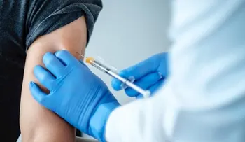 Toser mientras te vacunan contra cualquier enfermedad, reduce el dolor