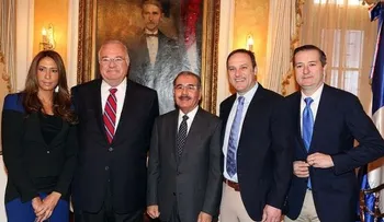 Propietarios de Los Cachorros de Chicago visitan al presidente Medina