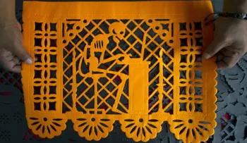 El papel picado mexicano, tradición de Día de Muertos que resiste ante la tecnología y las importaciones