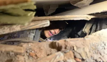 Alcalde de Cali publica imagen de mujer atrapada y afirma que está cerca su rescate tras terremoto