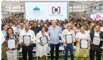 Presidente Abinader entrega más de 2,300 títulos en Domingo Savio