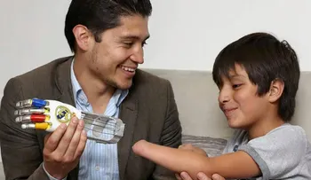 El colombiano que fabrica y dona prótesis de superhéroes a niños de bajos recursos