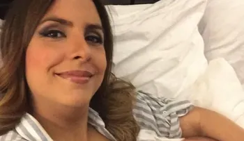 Laura Castellanos causa revuelo por fotos amamantando sus hijos