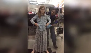 Una agente cachea de manera abusiva una niña en aeropuerto de EE.UU. (VIDEO)