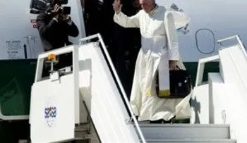 Papa Francisco llega a Paraguay procedente de Bolivia 