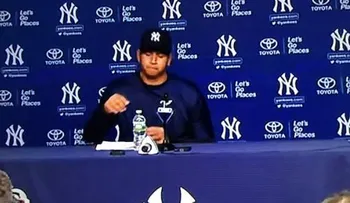 Alex Rodríguez llora, tras anunciar su retiro del béisbol