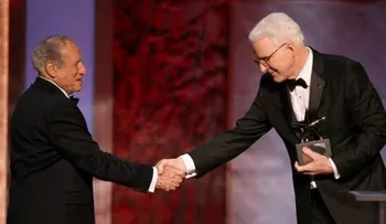 Diane Keaton y Martin Short le cantan a Steve Martin 