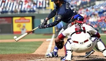 Con jonrones de Santana y Villar, Cerveceros vencen a Filis