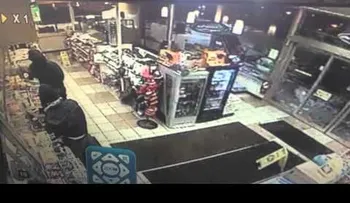 Fingía que ayudaba a los ladrones pero les disparó a quemarropa