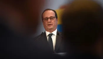 Disparan un arma durante un discurso del presidente de Francia, Francois Hollande