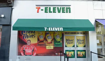 Cliente de 7-Eleven mata a un atacante que llevaba un hacha en la mano