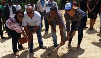 Inician construcción de cancha de baloncesto en La Otra Banda de Higüey