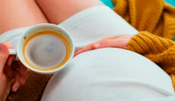 Las mujeres embarazadas que toman mucha cafeína, los hijos pueden tener sobrepeso 