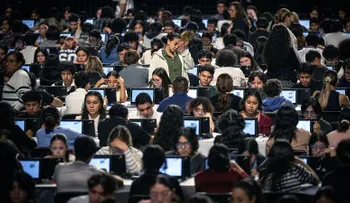 Detienen a dos personas por cobrar para hacer exámenes virtuales de la UNAM