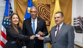 JCE entrega en EE. UU. la primera nueva cédula a embajadora dominicana