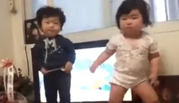 Video: Un gracioso baile de esta niña se vuelve viral