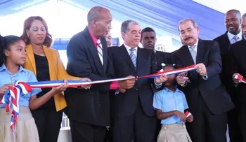 Nueva escuela es inaugurada en La Caleta por el presidente Medina