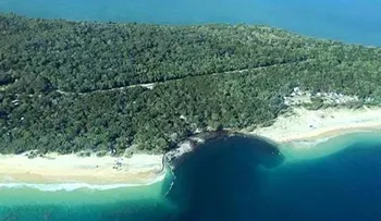 El increíble agujero que devoró una playa de Australia