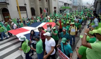 Cientos de dominicanos marchan contra corrupción en RD y la reelección de Medina 