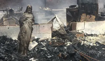 Estatua de Jesús fue lo único que quedó en pie tras voraz incendio en Tennessee