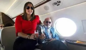 Dinero del pueblo: Foto de César Medina tomando champagne causa indignación