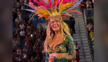 PETA Latino cuestiona a Karol G por lucir plumas en un vestuario de su gira Tropitour