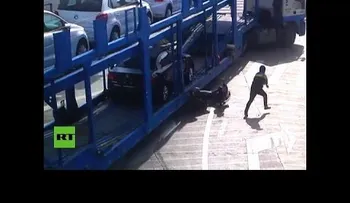 Un hombre y su hija se salvan para contarlo (VIDEO)