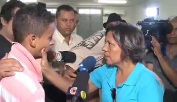 Video: mira lo que le hace la madre al asesino de su hijo